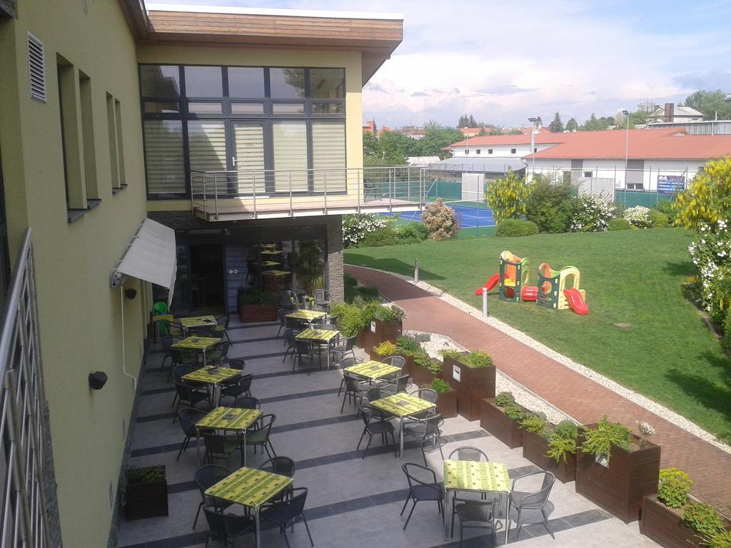 Hotel Predium Vráble Buitenkant foto